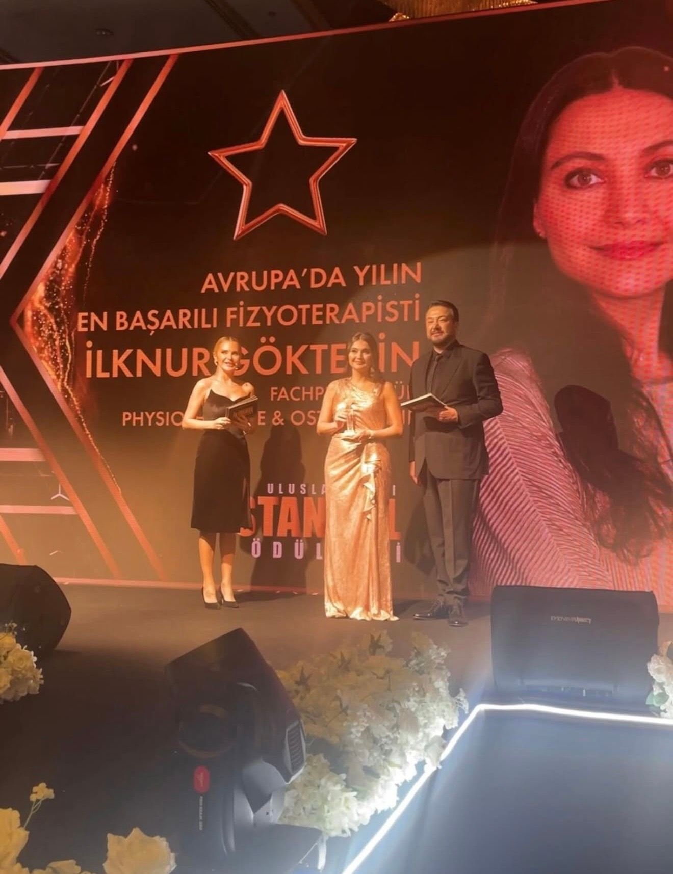 Ilknur Göktekin bei der Preisverleihung auf der Gala-Bühne